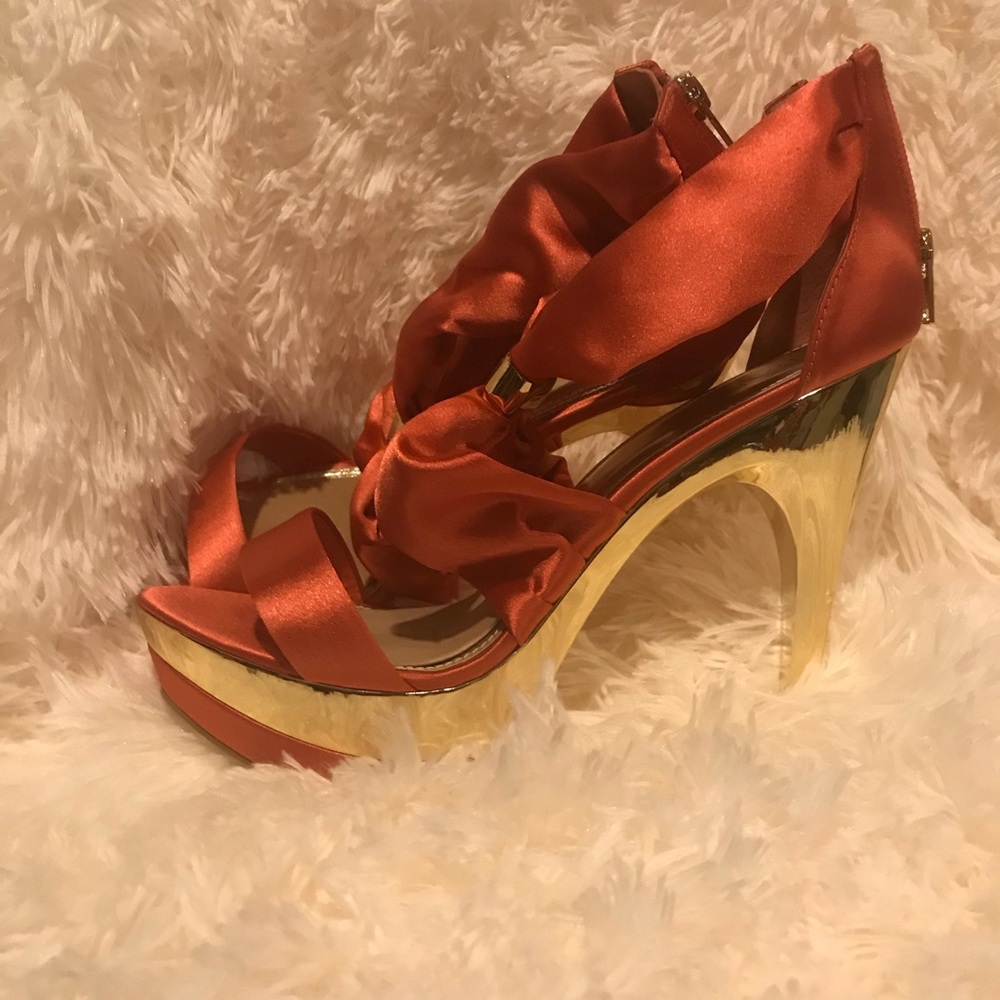 NEW! Classy Baker Platform Sandals 💕